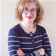 Profesora titulada de Lenguaje y Comunicación imparte clases online a alumnos de enseñanza Básica y Media